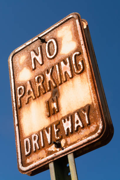 istock No parking in driveway sign 1124297032
