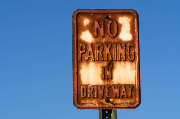 istock No parking in driveway sign 1124297118