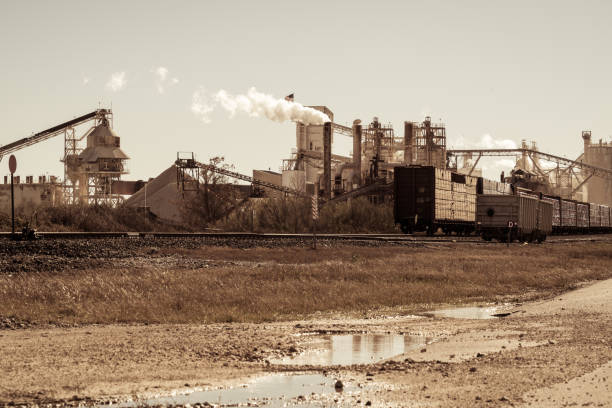 fabbrica mineraria rivoluzione industriale sui binari della ferrovia - rivoluzione industriale foto e immagini stock