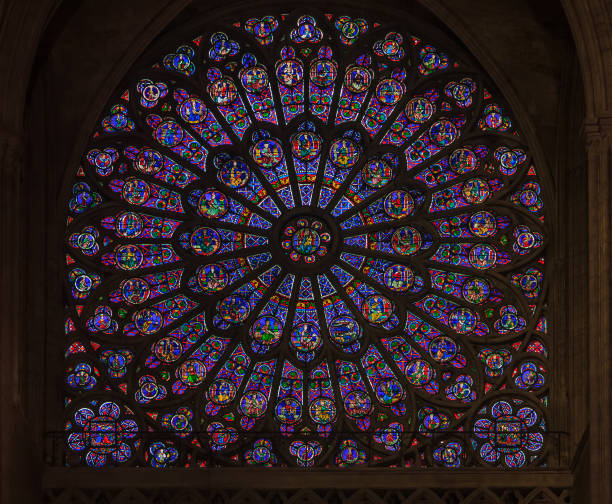 nahaufnahme der glasmalerei der ältesten rosette installiert im jahr 1225 in der kathedrale notre dame de paris in paris frankreich - rose window ile de la cite paris france notre dame stock-fotos und bilder