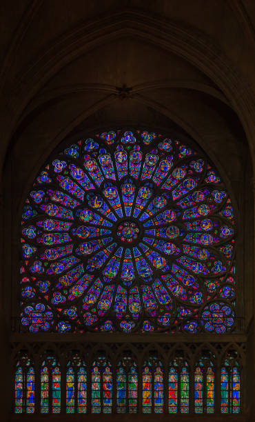 nahaufnahme der glasmalerei der ältesten rosette installiert im jahr 1225 in der kathedrale notre dame de paris in paris frankreich - rose window ile de la cite paris france notre dame stock-fotos und bilder