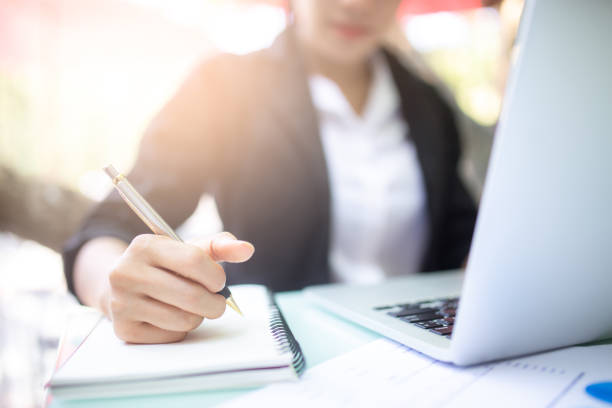 giovani donne che lavorano e usavano il computer, il concetto di lavoro. - business studies foto e immagini stock