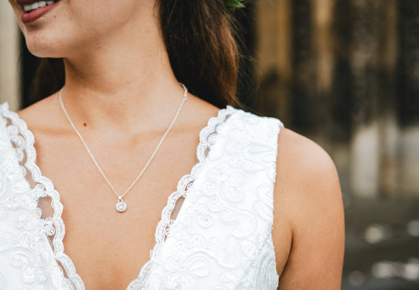 ダイヤモンドのネックレスを持つ花嫁のクローズ アップ - ネックレス 写真 ストックフォトと画像