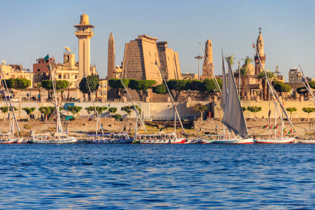 templo de luxor es un grande egipcio templo complejo en orilla oriental del nilo en luxor (antigua tebas). vista desde el río nilo - felucca boat fotografías e imágenes de stock