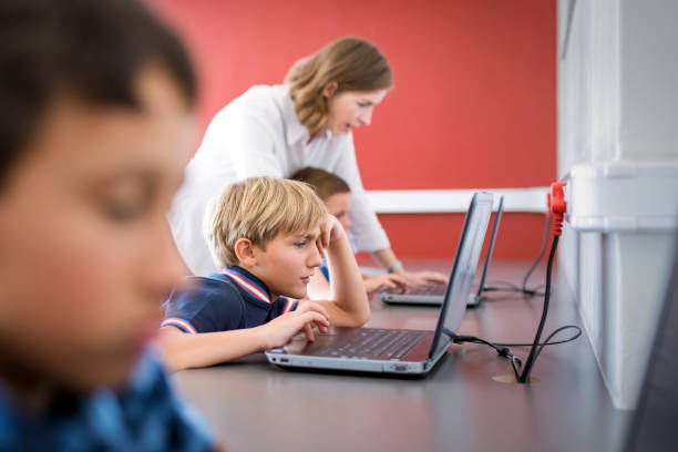 niño con ordenador portátil en recepción en el laboratorio de computación - computer lab child internet development fotografías e imágenes de stock