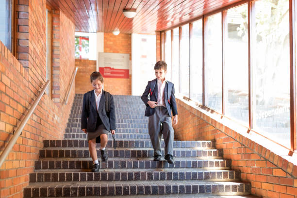estudantes de sorriso que movem-se para baixo etapas na escola - staircase steps moving down student - fotografias e filmes do acervo