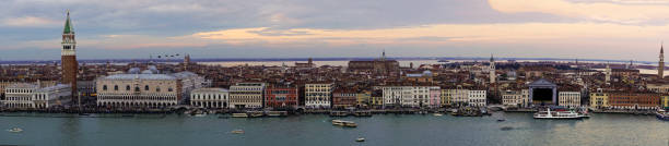 panorama du bord de l’eau de venise, italie - venice italy flash photos et images de collection