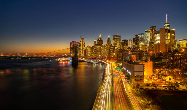 panorama del horizonte de manhattan ciudad de nueva york en la noche sobre el río hudson - york harbor fotografías e imágenes de stock