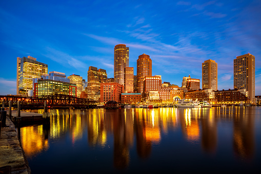 Puerto de Boston y un horizonte en puesta de sol y paisaje urbano photo