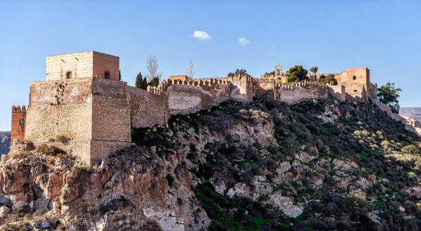 アルメリア、スペインの歴史的なアルカサバの外観。 - alcazaba ストックフォトと画像
