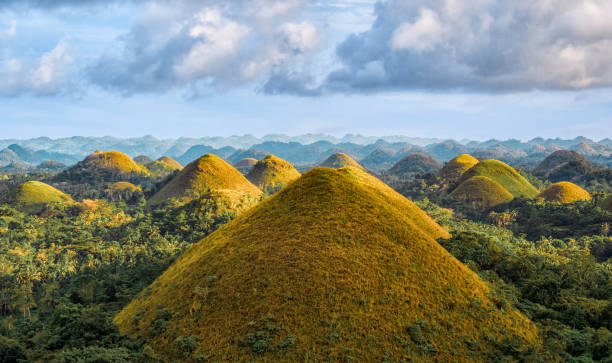 berühmten chocolate hills aerial drone ansicht, bohol island, philippinen - bohol stock-fotos und bilder