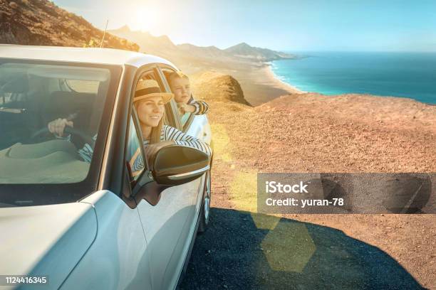 Foto de Felicidade De Mãe E Filho Sentado No Carro Branco E Olhar Na Linha Costeira Do Oceano Bonito Veros Liberdade Família Viagens Viagem Conceito De União e mais fotos de stock de Carro