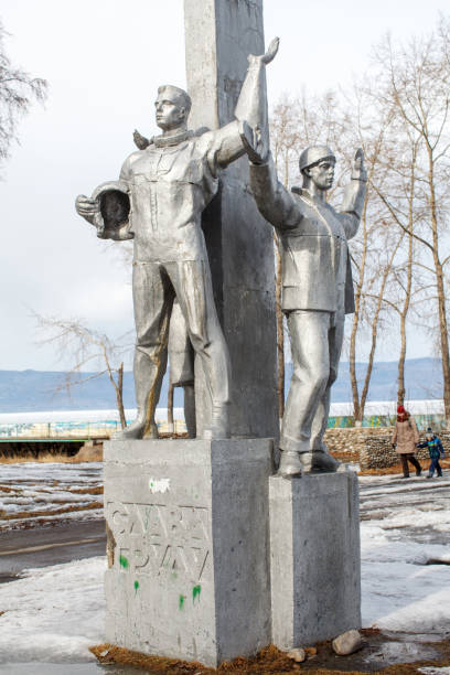 un monumento con el trabajador, cosmonauta y muchacha de granja colectiva - sibiria fotografías e imágenes de stock