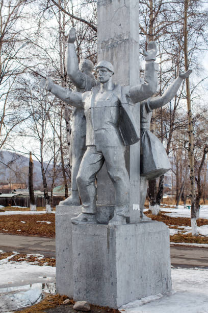 un monumento con operaio, cosmonauta e farm girl collettiva - sibiria foto e immagini stock