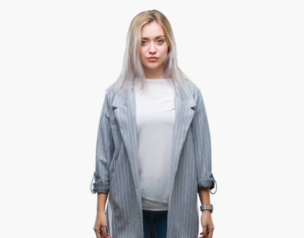 молодая блондинка бизнес-женщина носить куртку на изолированном фоне с серьезным выражением лица. простой и естественный взгляд на камеру. - life jacket despair business life стоковые фото и изображения