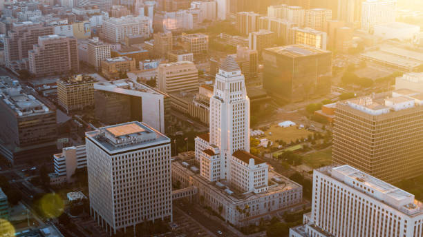 вид на мэрию лос-анджелеса - los angeles city hall стоковые фото и изображения