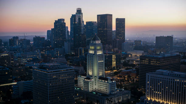 вид на мэрию лос-анджелеса - los angeles city hall стоковые фото и изображения