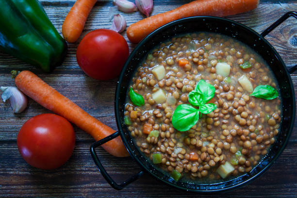 эгетарианская чечевица на старом горшке - soup lentil healthy eating dishware стоковые фото и изображения