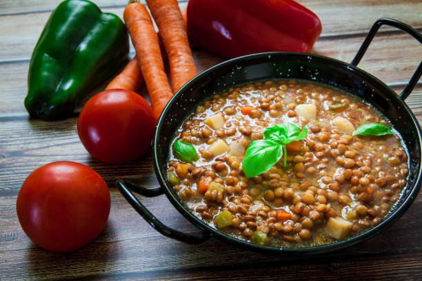 эгетарианская чечевица на старом горшке - soup lentil healthy eating dishware стоковые фото и изображения