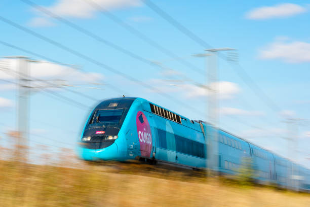 ein tgv duplex hochgeschwindigkeitszug in ouigo lackierung fahren mit voller geschwindigkeit in die französische landschaft. - train public transportation passenger train locomotive stock-fotos und bilder