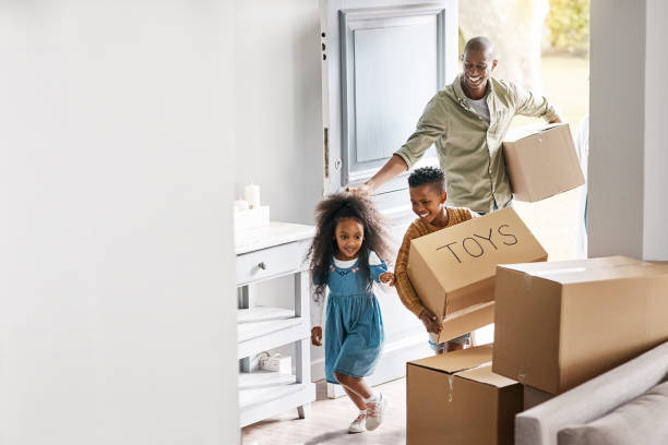 los niños están emocionados de instalarse en - moving house physical activity moving van box fotografías e imágenes de stock