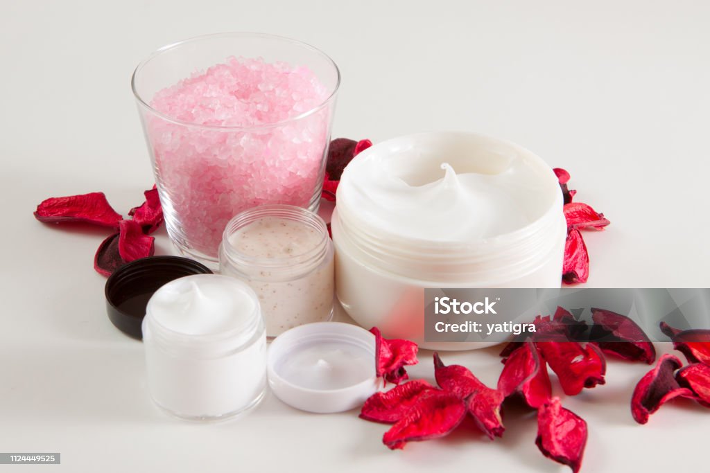 cosmetici per viso e corpo, sale marino e petali - Foto stock royalty-free di Cosmetici cosmetici per viso e corpo, sale marino e petali - Foto stock royalty-free di Cosmetici