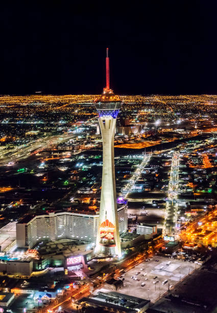 vista aerea degli hotel di las vegas di notte - stratosphere foto e immagini stock