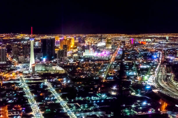 vista aerea degli hotel di las vegas di notte - stratosphere foto e immagini stock