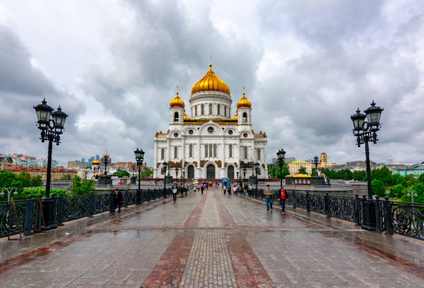 kathedrale von christus dem erlöser (khram roman spasitelya) und patriarshy-brücke, moskau, russland - cathedral russian orthodox clear sky tourism stock-fotos und bilder