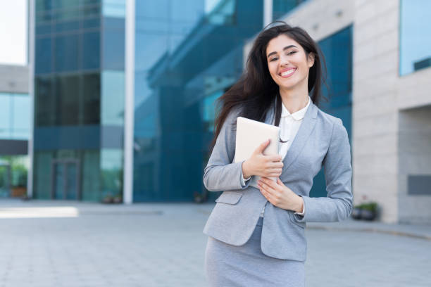 weibliche business school student - lawyer young adult suit expressing positivity stock-fotos und bilder