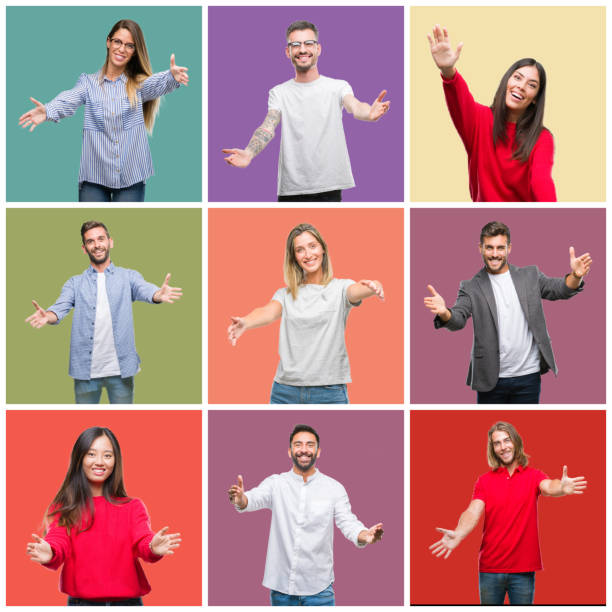 collage de personnes de groupe, les femmes et les hommes sur le fond coloré isolé regardant l'appareil-photo souriant avec les bras ouverts pour étreindre. expression joyeuse embrassant le bonheur. - groupe moyen de personnes photos et images de collection