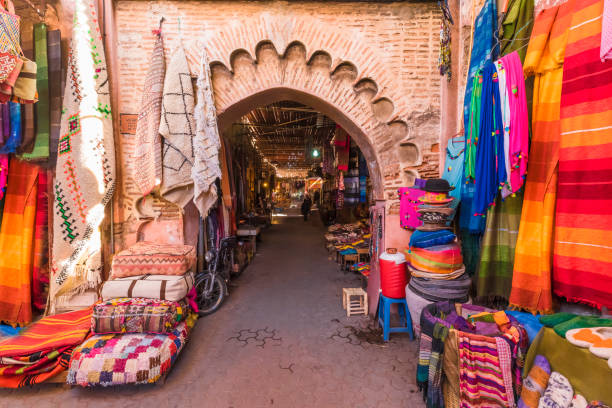 mercato jamaa el fna, marrakech - bazaar foto e immagini stock