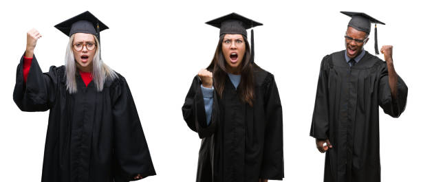 젊은 학생 들의 그룹의 콜라주 격리 된 배경 위에 유니폼을 입고 화가 미친 인상 주먹 좌절 하 고 분노와 함께 외치는 동안 분노. 분노와 공격적인 개념. - graduation women fist celebration 뉴스 사진 이미지