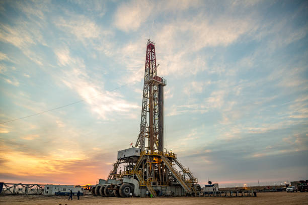plate-forme de forage de pétrole à l’aube - fracking photos et images de collection