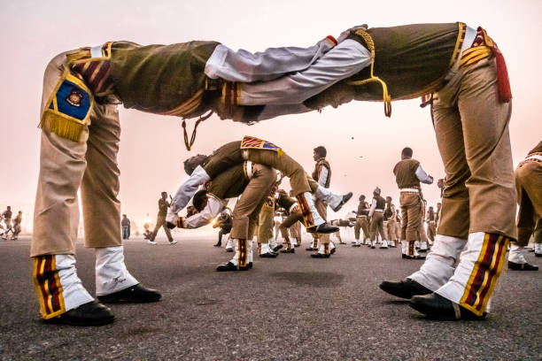 crpf forças strecthing e aquecimento acima durante 70 ° dia de república de ensaio do desfile de india. - rajpath - fotografias e filmes do acervo