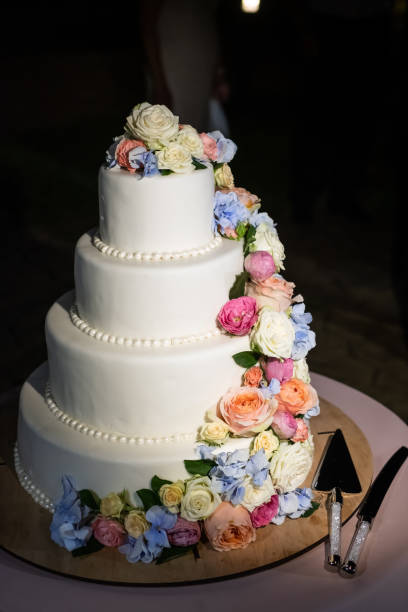 istock Soft Focus of wedding cake and black background 1124485754