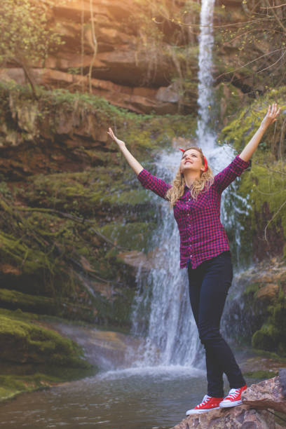 mujer relajarse por río - waterfall zen like women meditating fotografías e imágenes de stock