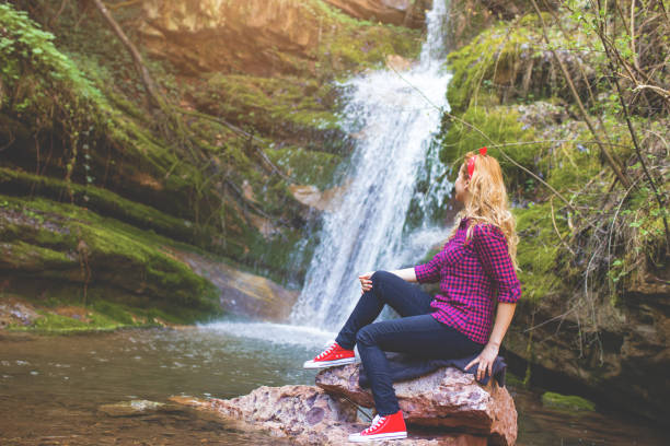 donna rilassarsi sul fiume - waterfall zen like women meditating foto e immagini stock
