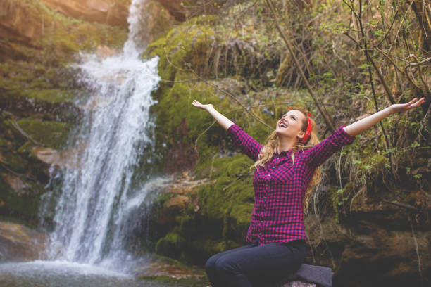 mujer relajarse por río - waterfall zen like women meditating fotografías e imágenes de stock