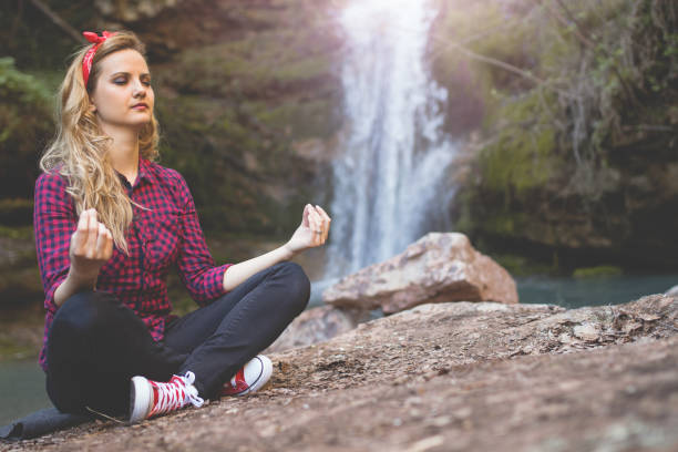 mujer relajarse por río - waterfall zen like women meditating fotografías e imágenes de stock