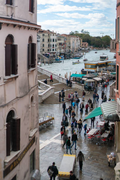 venise, petite ruelle à la recherche pensé grand canal avec les nombreux touristes après des pluies. - st marks cathedral photos et images de collection