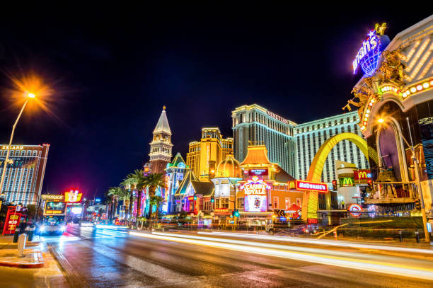 las vegas strip at night - mirage hotel imagens e fotografias de stock