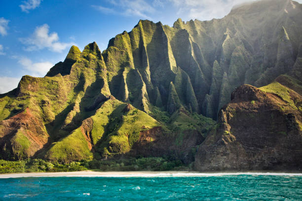 mystérieuse misty na pali coast et waimea canyon, kauai, hawaii - hawaii islands mountain kauai sea photos et images de collection