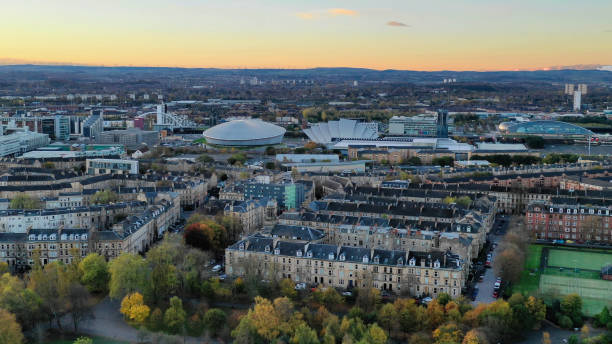 golden hour in glasgow's kelvingrove park - finnieston imagens e fotografias de stock