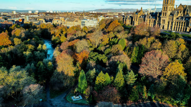 golden hour in glasgow's kelvingrove park - finnieston imagens e fotografias de stock