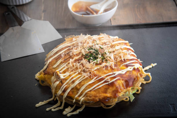 okonomi in stile hiroshima, pancake giapponese - okonomiyaki foto e immagini stock