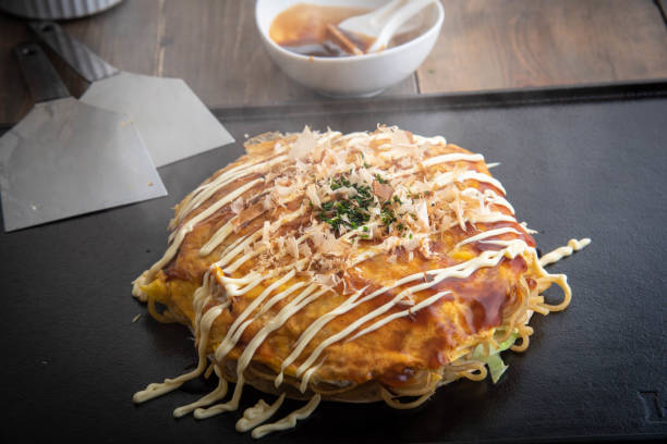 히로시마 스타일 okonomi, 일본 팬케이크 - okonomiyaki 뉴스 사진 이미지