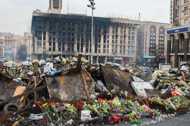 die hauptstraße der stadt nach dem sturm auf die barrikaden während der euromajdan - anti governments stock-fotos und bilder