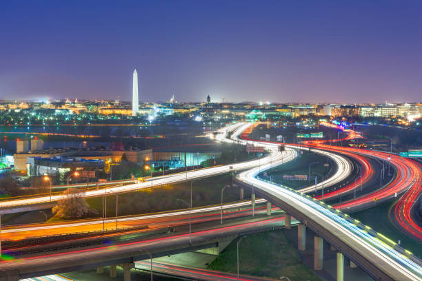 вашингтон, .c горизонта с автомагистралями - washington dc night jefferson memorial memorial стоковые фото и изображения