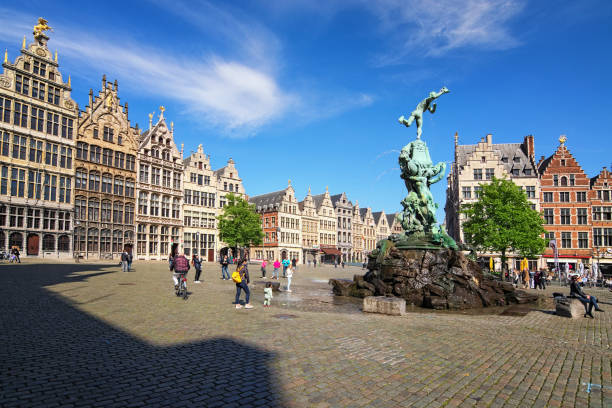 fontana di brabo su grote markt (piazza del mercato) con architettura tradizionale fiamminga. è una piazza principale della città e una delle principali attrazioni della città - brabo foto e immagini stock